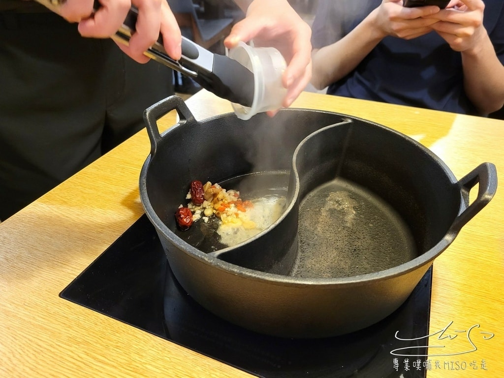 肉多多火鍋 排隊火鍋名店 超大肉盤 東區美食 大安區美食 專業噗嚨共MISO吃走 (2).jpg