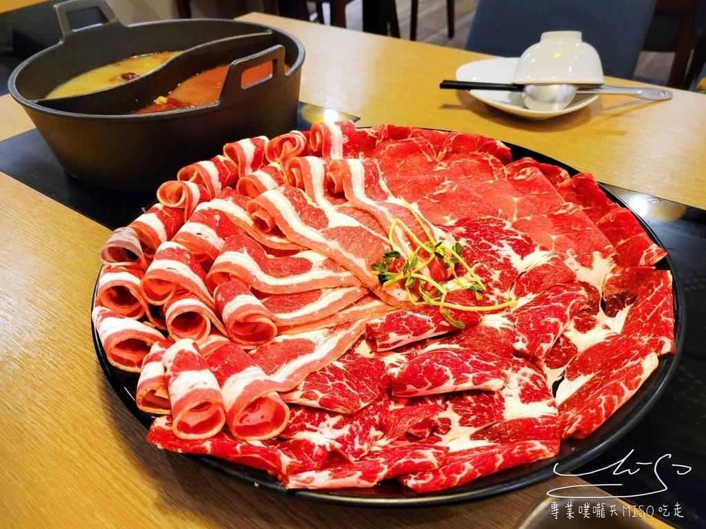 肉多多火鍋 排隊火鍋名店 超大肉盤 東區美食 大安區美食 專業噗嚨共MISO吃走 (45).jpg