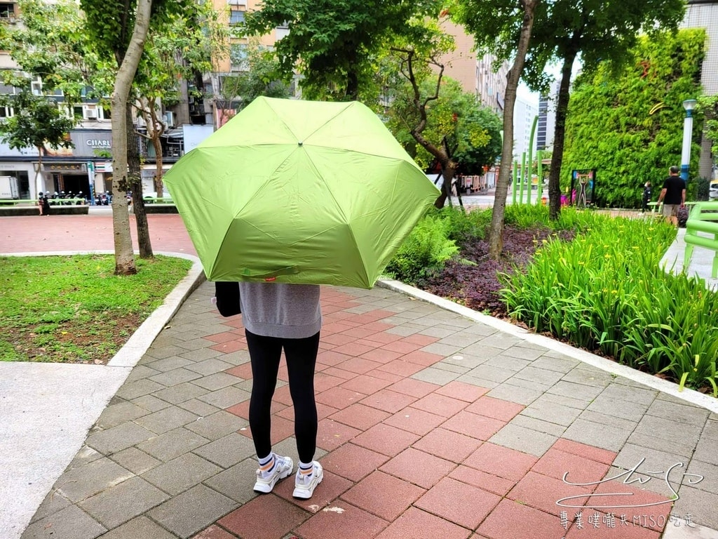 雨傘王 BigRed 不戳人PLUS 輕巧雨傘25吋超大空間 專業鋪龍共MISO吃走 (4).jpg