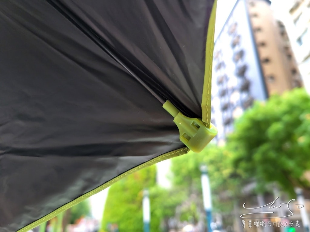 雨傘王 BigRed 不戳人PLUS 輕巧雨傘25吋超大空間 專業鋪龍共MISO吃走 (2).jpg