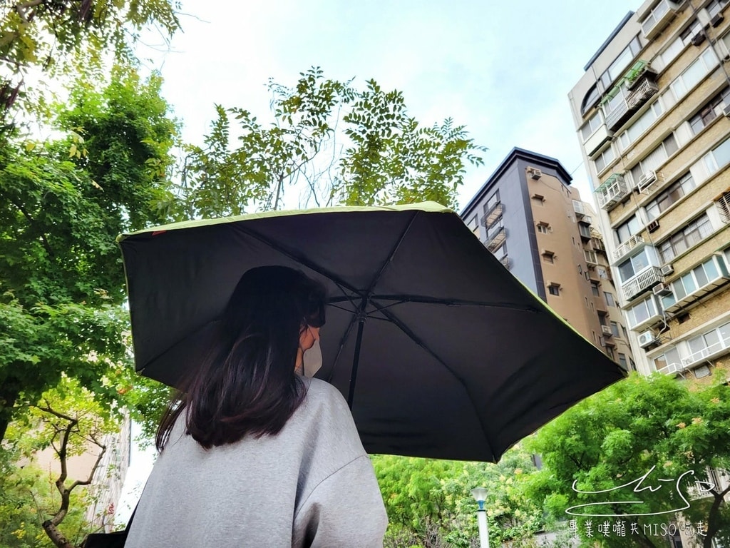 雨傘王 BigRed 不戳人PLUS 輕巧雨傘25吋超大空間 專業鋪龍共MISO吃走 (7).jpg