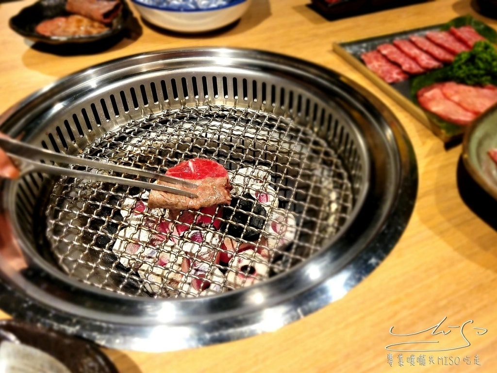 淡定人生炭火燒肉小酒館 板橋必吃燒肉 聚餐首選餐廳 專業噗嚨共MISO吃走 (13).jpg