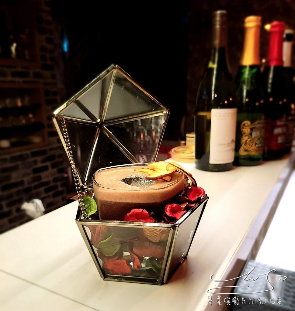 From A  紅酒吧  中山區酒吧 條通 WINE BAR 林森北酒吧 日式酒店 專業噗嚨共MISO吃走 (32).jpg