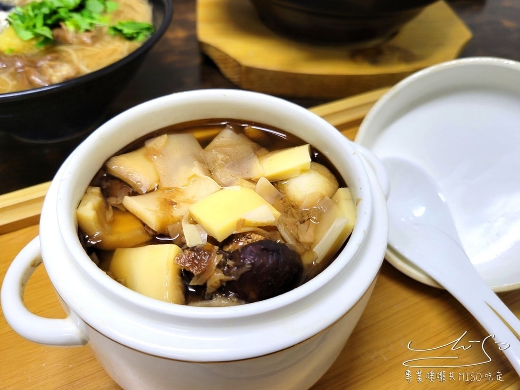 賴桑透抽蚵仔麵線 萬華美食 龍山寺美食推薦 雞排 佛跳牆推薦 專業噗嚨共MISO吃走 (11).jpg