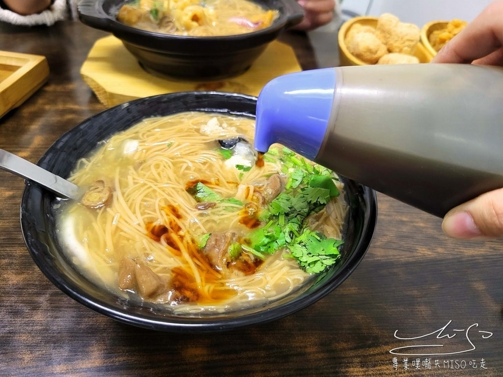 賴桑透抽蚵仔麵線 萬華美食 龍山寺美食推薦 雞排 佛跳牆推薦 專業噗嚨共MISO吃走 (24).jpg