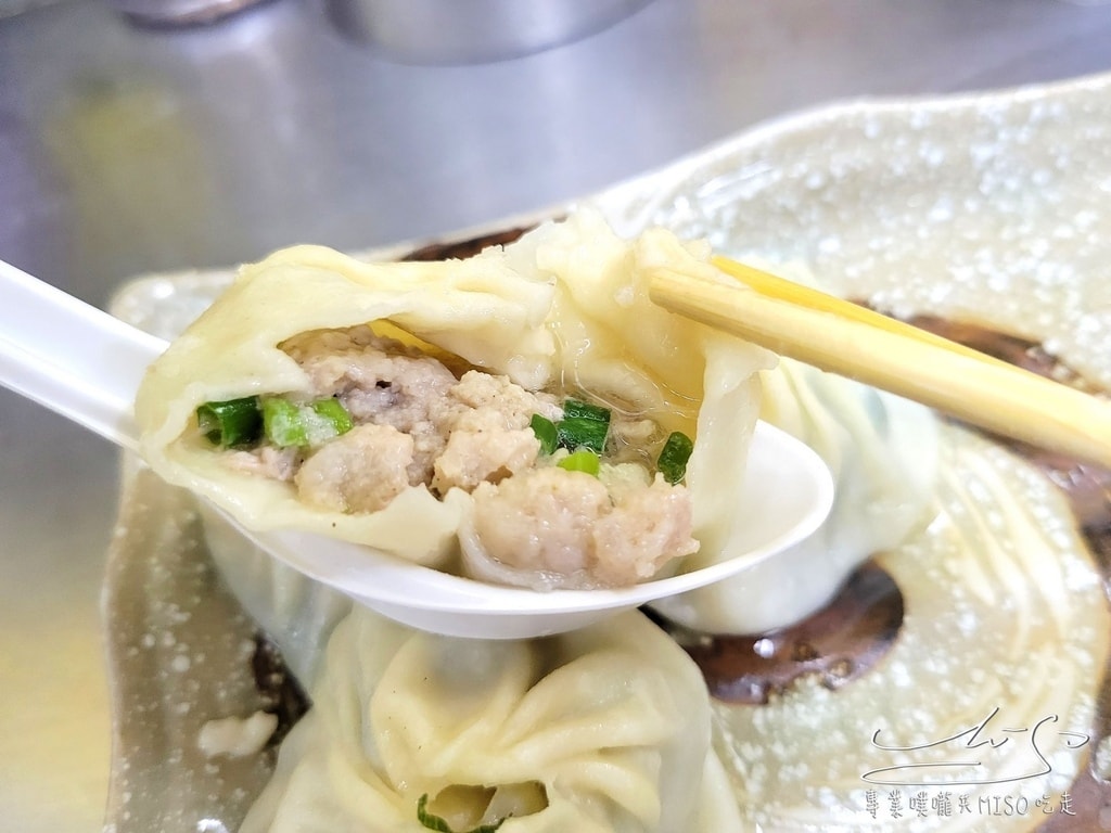 御冠園鮮肉湯包專賣店 中原大學美食 中原夜市必吃 桃園湯包推薦 專業噗嚨共MISO吃走 (13).jpg