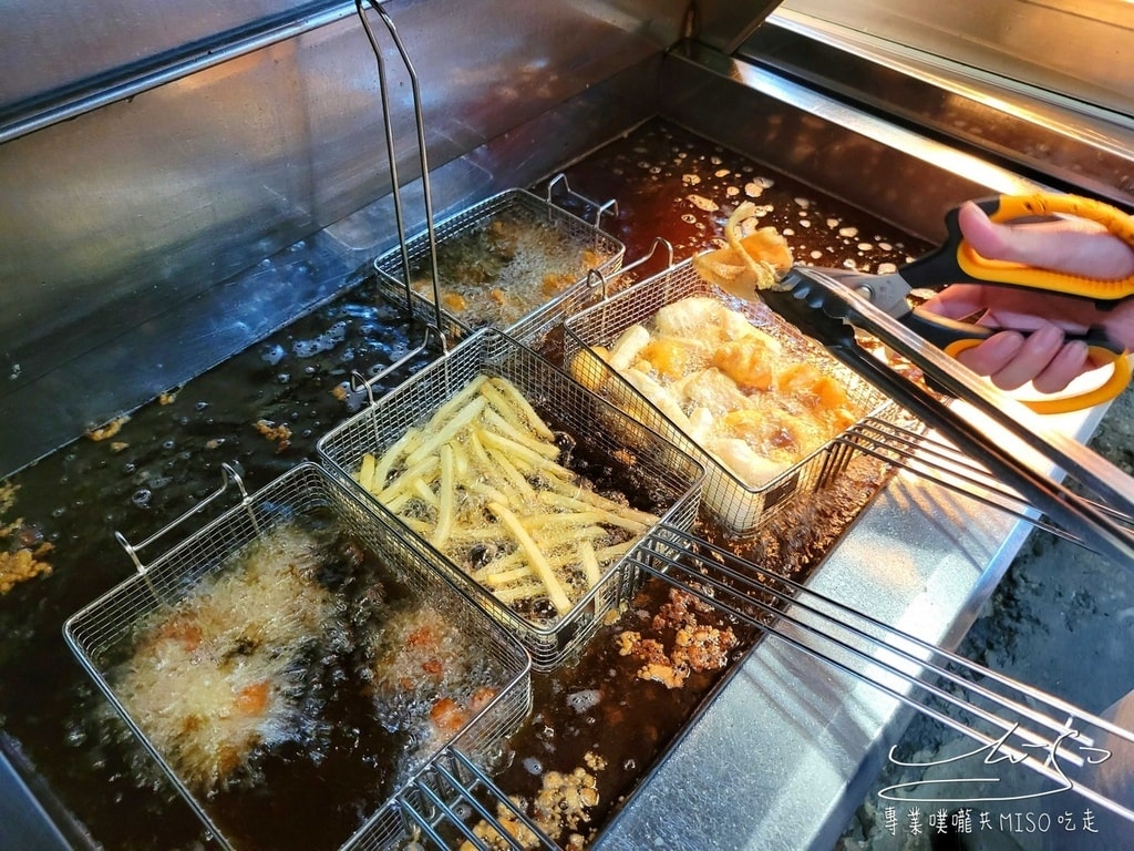 暖男炸雞通化店 台北炸雞推薦 通化夜市宵夜美食 球賽聚會美食炸雞 專業噗嚨共MISO吃走 (7).jpg