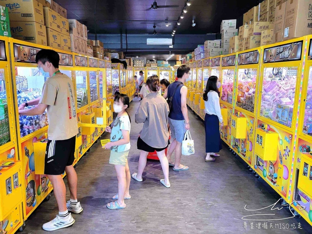 沙發馬鈴薯樂園 沙鹿東晉店 靜宜夜市 娃娃機複合式主題樂園 台中半日遊 台中親子主題樂園 專業噗嚨共MISO吃走 (66).jpg