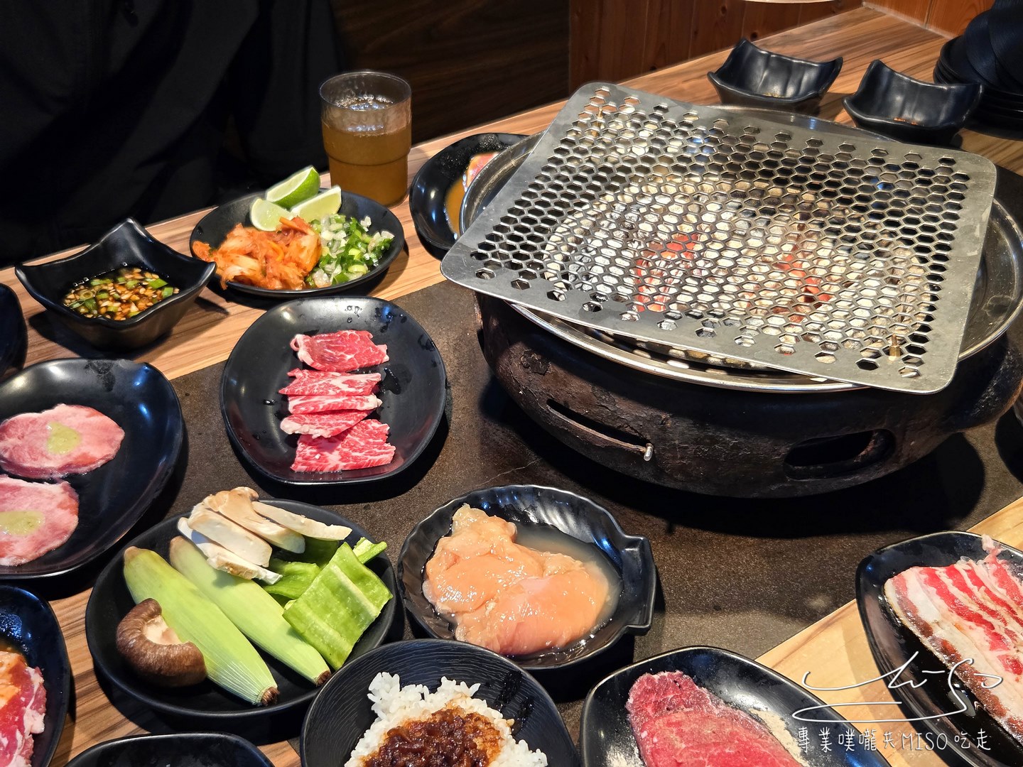 我!就厲害燒烤江翠珍饌店｜599元燒肉吃到飽，雞豬牛海鮮無限吃！蔬菜、甜點通通有，江子翠捷運站出口就到！